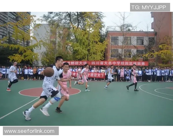 姚明穿过走廊时的思考与回忆引发的篮球人生感悟